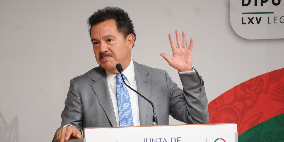 El coordinador de Morena en la Cámara de Diputados, Ignacio Mier Velazco, en conferencia de prensa, ayer.