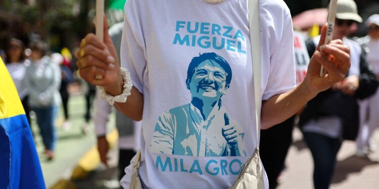 Una playera con un estampado alusivo a Miguel Uribe.