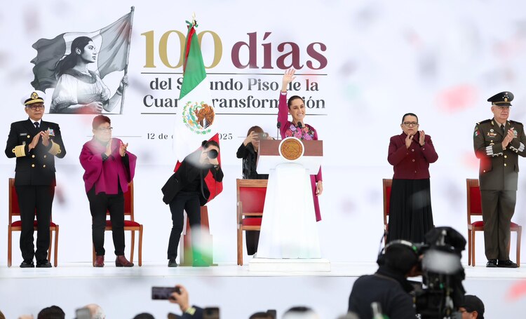 La Presidenta Claudia Sheinbaum, ayer, en el Zócalo de la Ciudad de México.