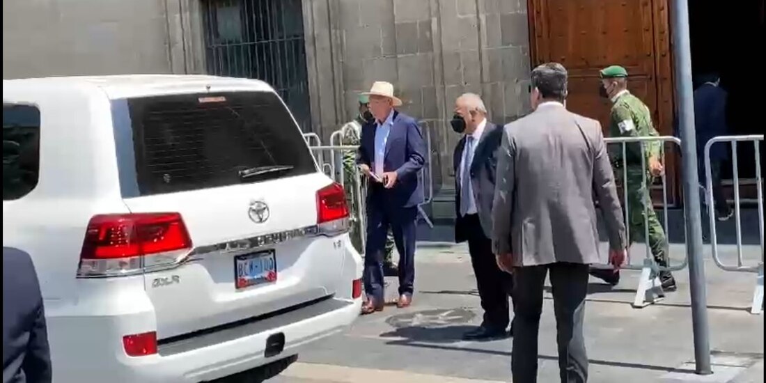 El funcionario estadounidense, Ken Salazar, a su salida del inmueble nacional.