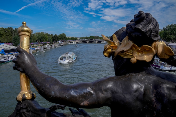 Una barcaza surca por el río Sena frente al puente Alexandre III durante los Juegos Olímpicos de París 2024