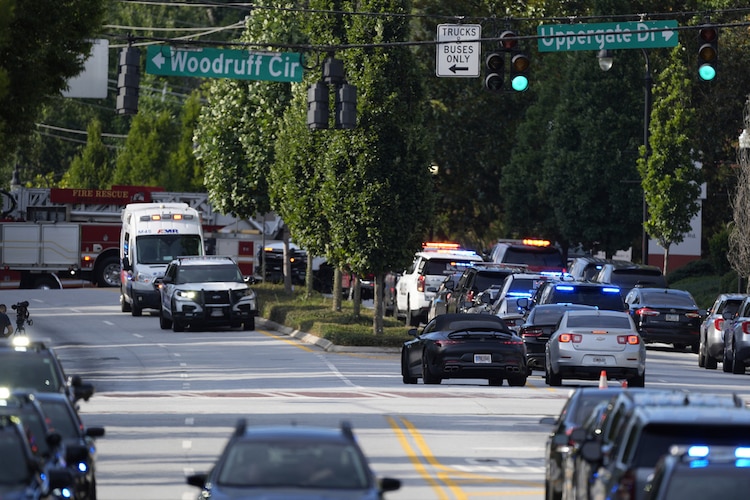 Vehículos de la Policía de Atlanta se dirigen al lugar de los hechos para atender emergencia.