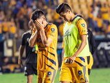 Jugadores de Tigres se lamentan tras su eliminación a manos de Tigres en las semifinales del Torneo Clausura 2022 de la Liga MX.