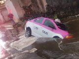 Cae taxi en socavón de Milpa Alta, en la Ciudad de México.
