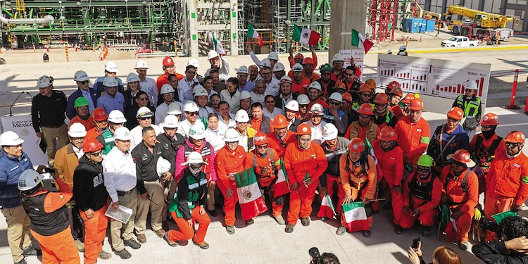 La Presidenta Claudia Sheinbaum, ayer, en su recorrido por la refinería de Tula.