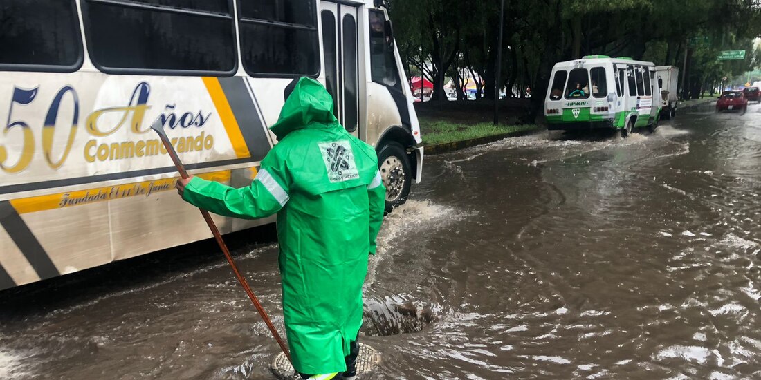 Lluvias dejan encharcamientos en diversos puntos de la Ciudad de México.