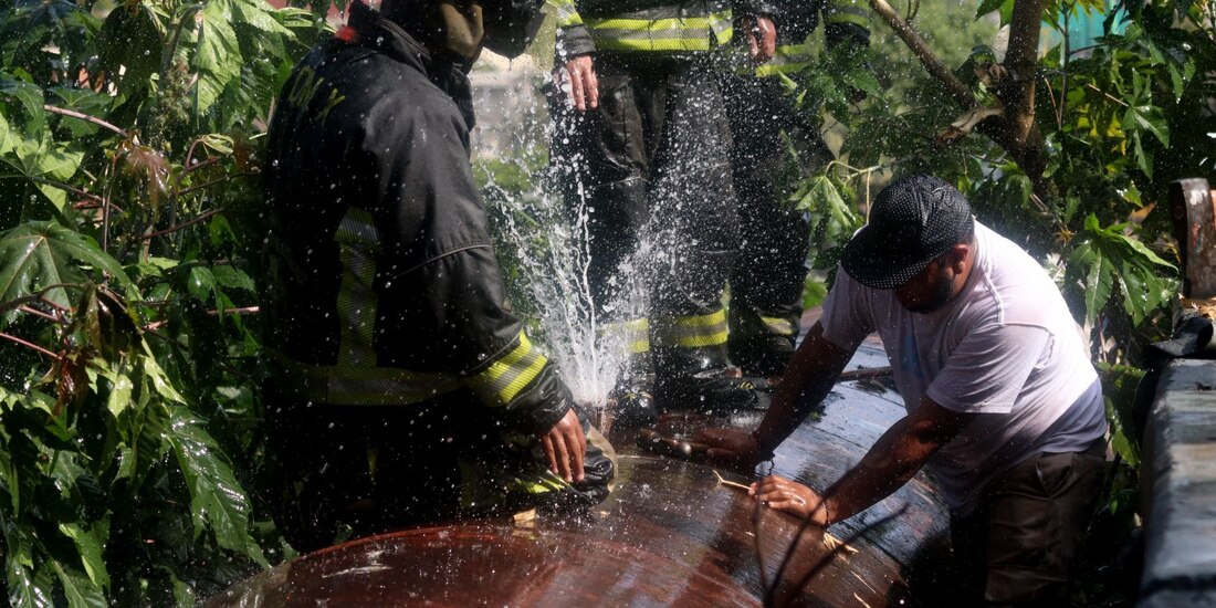 Fuga de agua a la altura de Eje Central y calle Uranio, en la Alcaldía Gustavo A. Madero en 2021