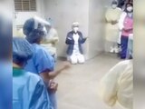 Momento de oración del personal de salud venezolano.