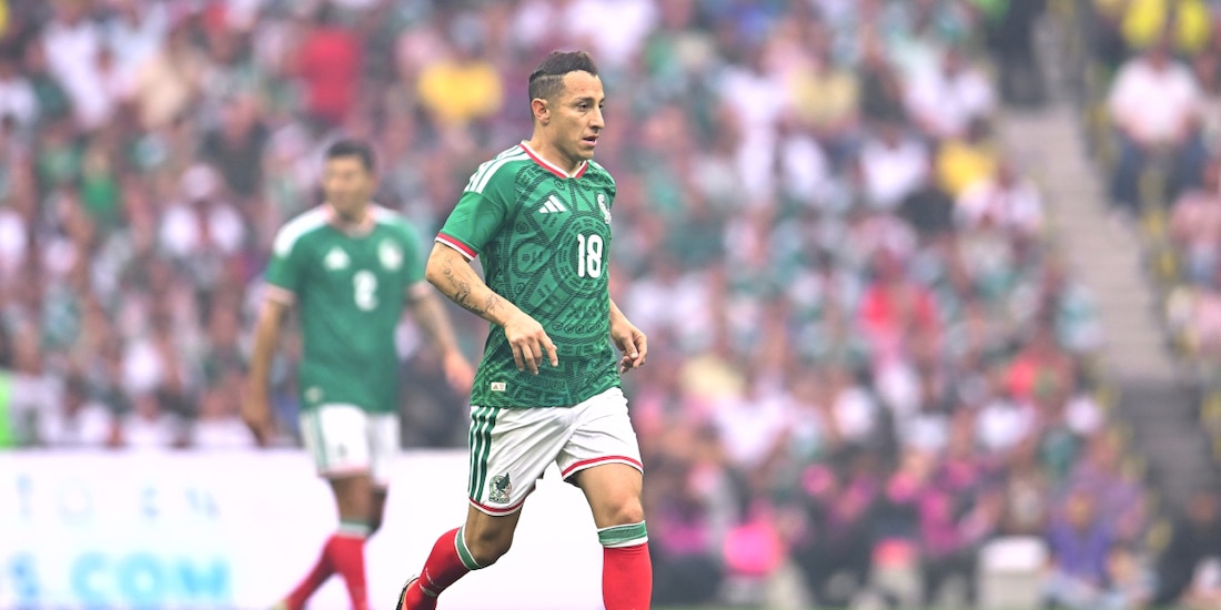 Andrés Guardado durante un juego de leyendas entre México y Brasil en el Estadio Azteca.