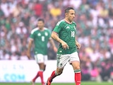 Andrés Guardado durante un juego de leyendas entre México y Brasil en el Estadio Azteca.
