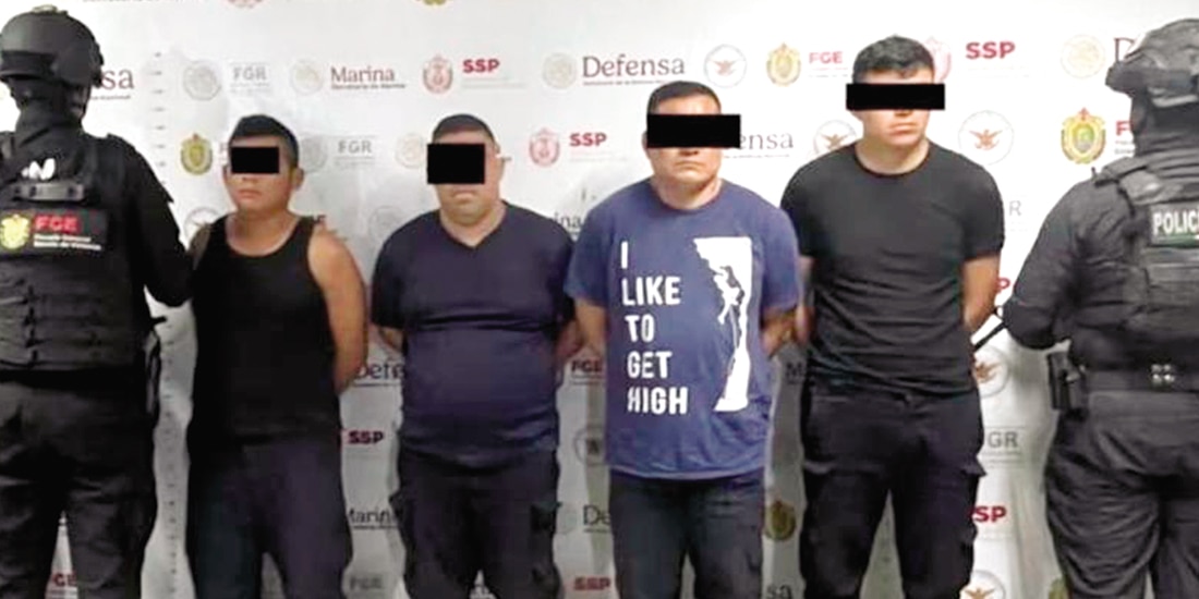 Agentes federales custodian a los policías de Ixhuatlán del Sureste detenidos, ayer.