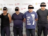 Agentes federales custodian a los policías de Ixhuatlán del Sureste detenidos, ayer.