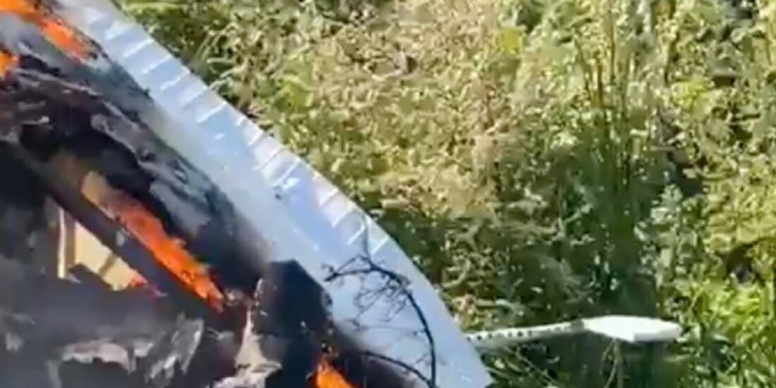 Avionetas siniestradas quedaron reducidas a cenizas, según un video que circuló en redes sociales.