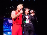 Omar Chaparro sube al escenario con Robbie Williams