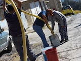Vecinos afectados por la reducción en el suministro de agua.