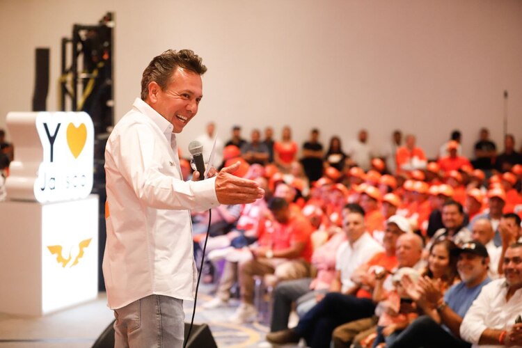 El aspirante emecista, Pablo Lemus, en Puerto Vallarta el sábado pasado.