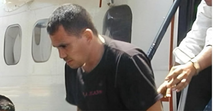 José Ramón Laija Serrano mientras baja de un avión de la extinta Procuraduría General de la República en el aeropuerto del entonces Distrito Federal