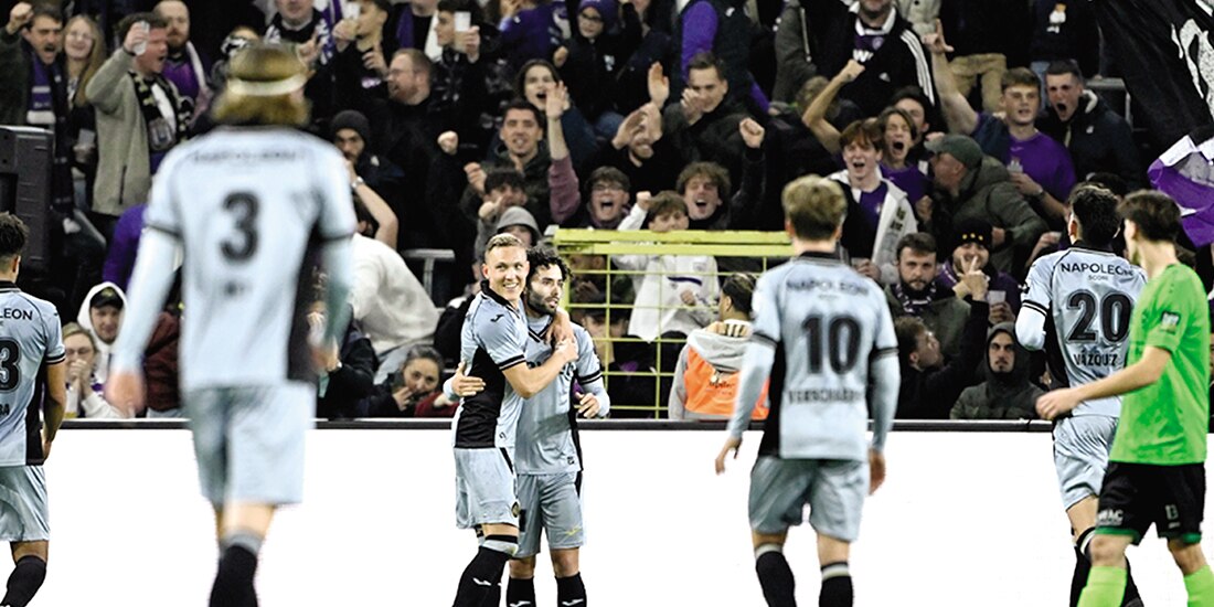 Huerta es abrazado por sus compañeros tras su anotación ayer en Bélgica.