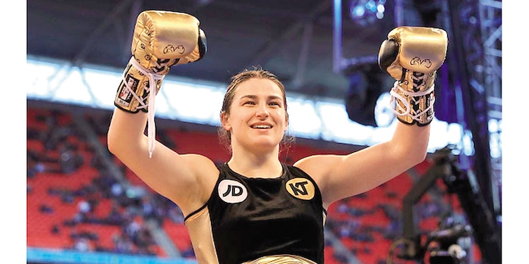 La boxeadora profesional irlandesa Katie Taylor celebra una victoria.