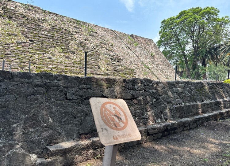 Señalamientos desgastados en Tenayuca I.