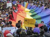 Personas exigen paz durante la Marcha del Orgullo LGBT+, en la Ciudad de México.