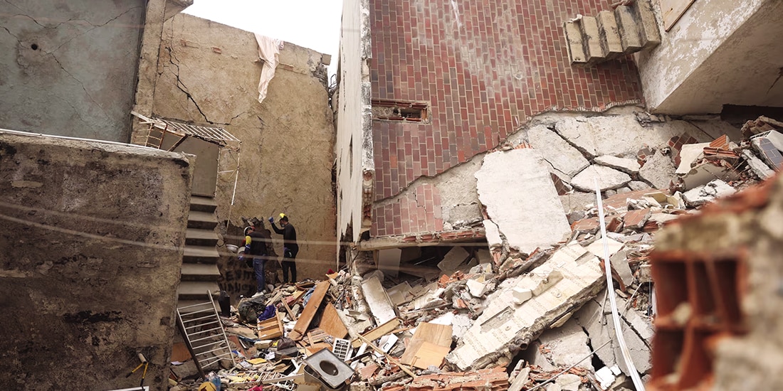 Equipos de rescate trabajan en un edificio derrumbado en Caraballeda, ayer.