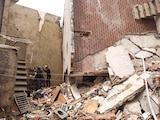 Equipos de rescate trabajan en un edificio derrumbado en Caraballeda, ayer.