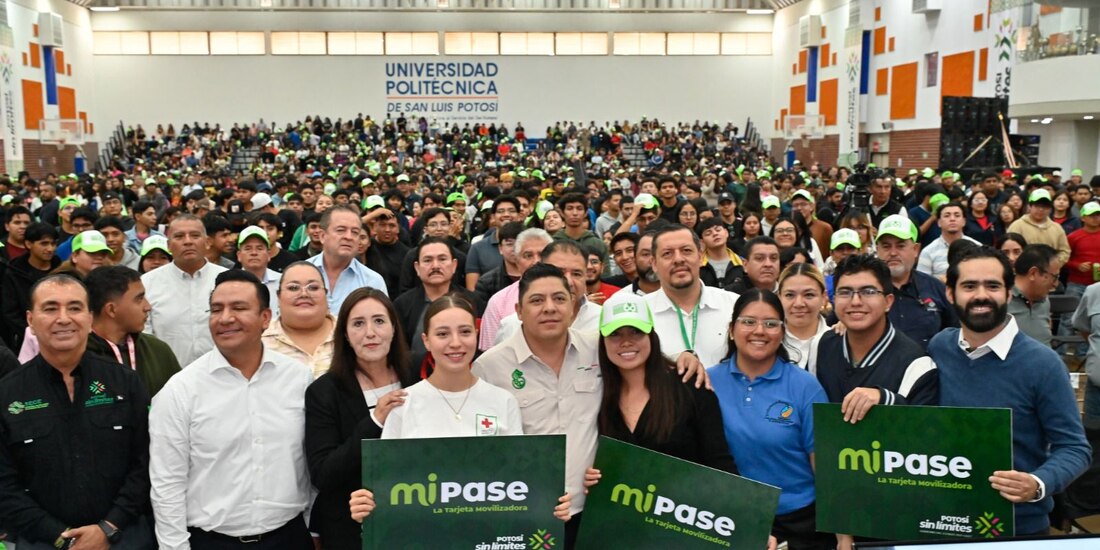 El Mandatario estatal con los beneficiarios.