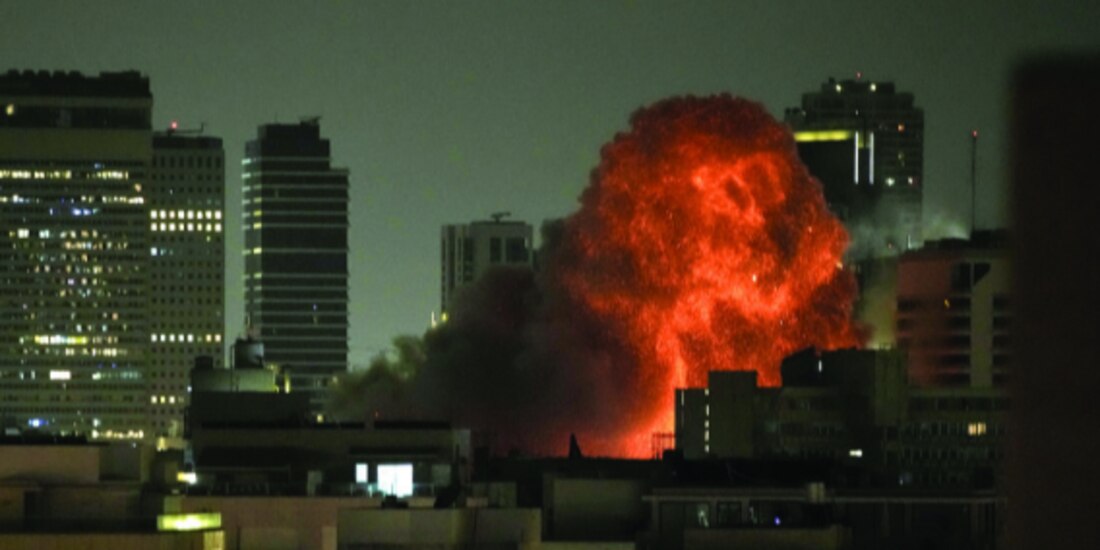 Una explosión, durante un ataque con misiles en Tel Aviv, Israel