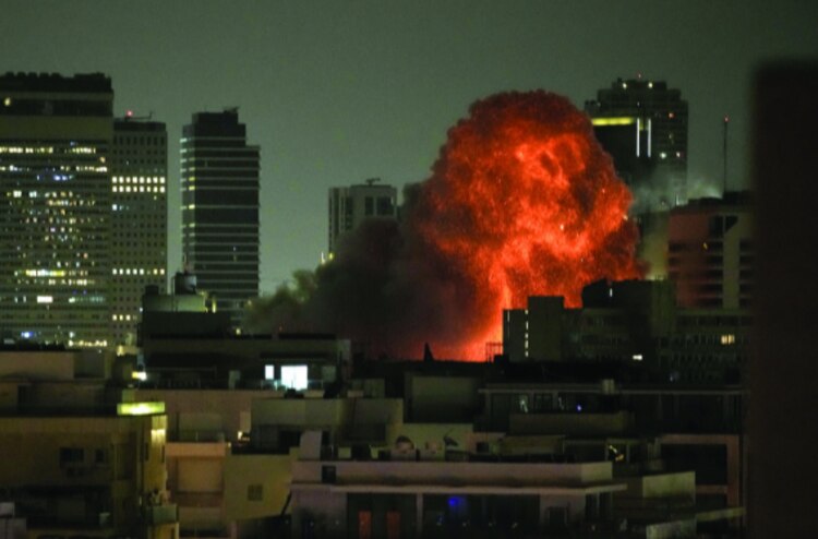 Una explosión, durante un ataque con misiles en Tel Aviv, Israel, ayer.