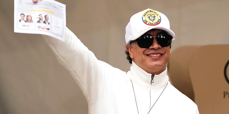 LA TRANSICIÓN presidencial, conocida en Colombia como “empalme”, ha estado marcada por acusaciones mutuas entre los rivales políticos Gustavo Petro y Abelardo de la Espriella.