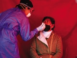 Una médica realiza una prueba de SARS-CoV-2 a una mujer, en 2022.