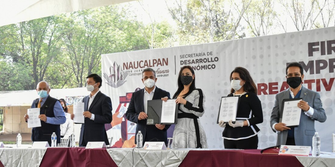 Al centro, Patricia Durán