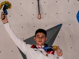 Alberto Ginés con su oro en escalada deportiva en Tokio 2020.