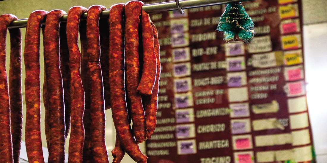 Carnicería exhibe el precio de sus productos, en imagen de archivo.