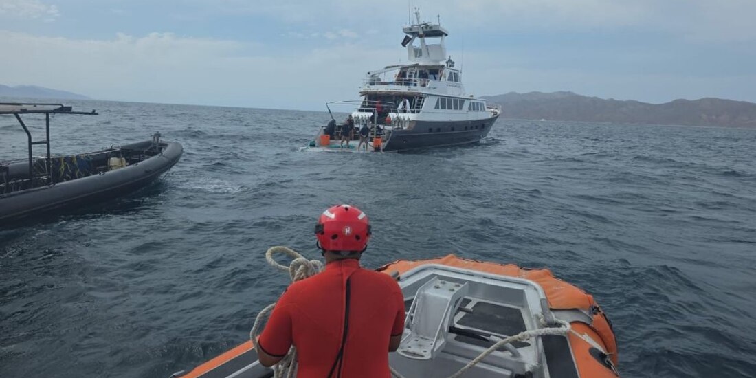 Elementos de la Secretaría de Marina participaron en el rescate de dos personas que quedaron varadas en el mar tras caer su avioneta cerca de La Paz.