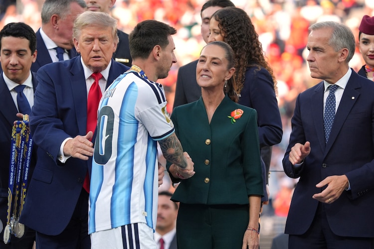 La Presidenta Claudia Sheinbaum y su homólogo de Estados Unidos, Donald Trump, en la final del Mundial.
