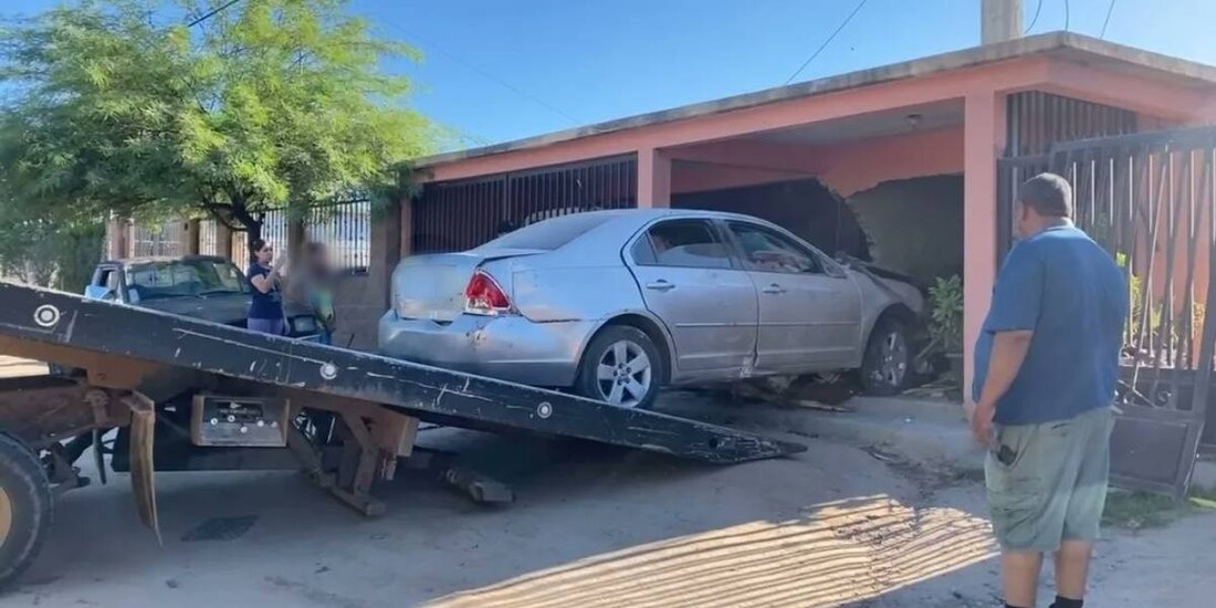 Automóvil termina estrellado en una casa en la que vivían 2 abuelitos.