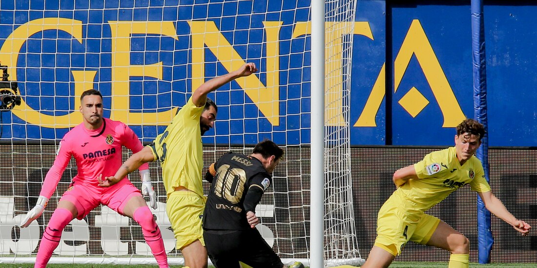 Una acción del partido entre Villarreal y Barcelona de LaLiga de España