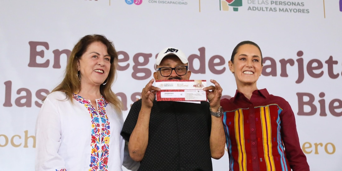 La titular del Ejecutivo (der.), junto a la gobernadora de Morelos, durante la entrega de tarjetas de pensiones en Xochitepec, ayer.