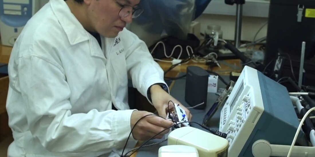 Luis Carlos Álvarez Núñez y José Leonardo Garcés Medina desarrollaron Miimdam para que personas con debilidad visual puedan oír cómo se oculta el Sol.