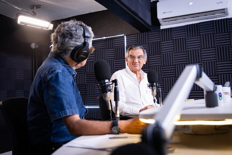 El gobernador de Tamaulipas, Américo Villarreal Anaya, durante el programa "Diálogos con Américo".