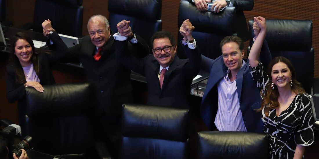 Al centro, el coordinador de Morena en el Senado, Ignacio Mier, junto a aliados del PT y el PVEM.