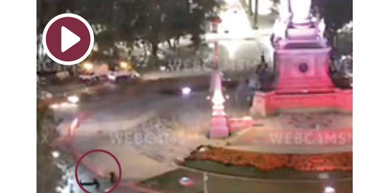 01:46 HORAS. Los sospechosos cruzan
la glorieta con la estructura.