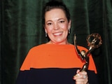 Olivia Colman, posa con su premio a Mejor Actriz. por The Crown.