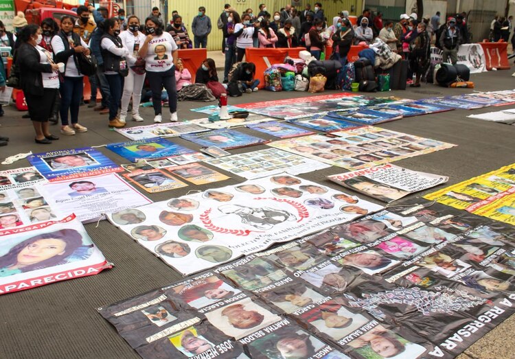 Familiares de víctimas protestan por la extinción de fideicomisos que compromete la búsqueda de personas desaparecidas.