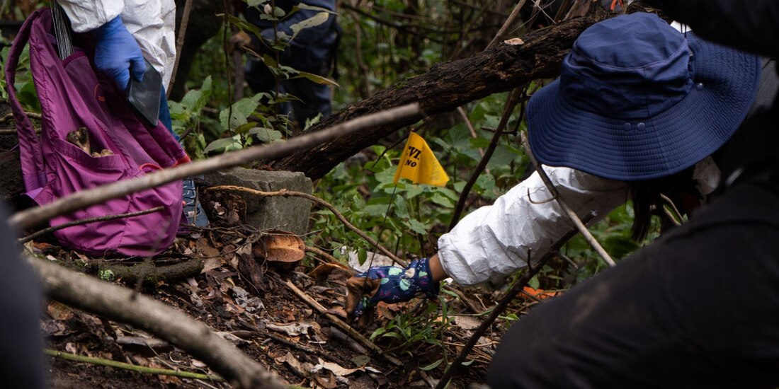 Peritos marcan el punto en el que madres buscadoras hallaron uno de los dos restos óseos, ayer, en el Mirador de Topilejo, en la alcaldía Tlalpan, durante una jornada de búsqueda en esta zona de la ciudad.