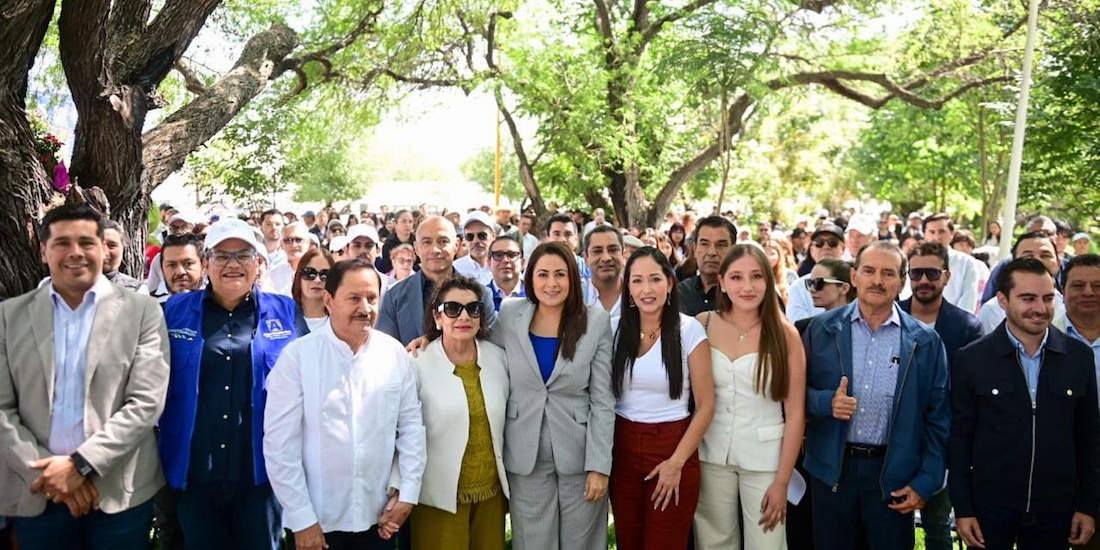 Al centro de la imagen la Gobernadora constitucional.