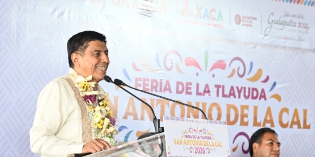Gobernador Salomón Jara reconoce a cocineras en Feria de la Tlayuda.