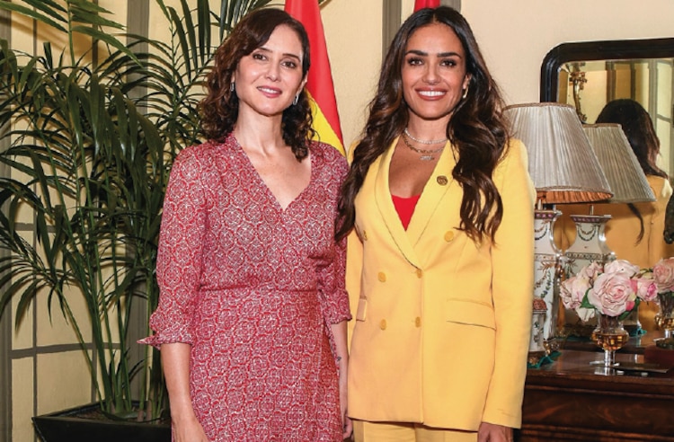 Alessandra rojo de la vega junto con la presidenta de la comunidad de Madrid, Isabel Díaz.